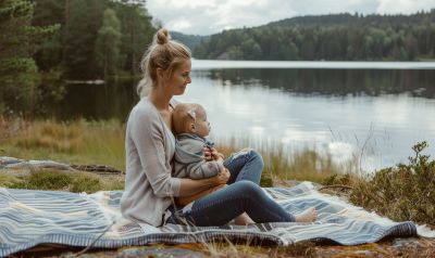 familienurlaub norwegen sommer picknick mit kleinkind am see