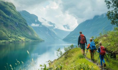 norwegenurlaub mit kindern wandern fjord sommerlandschaft