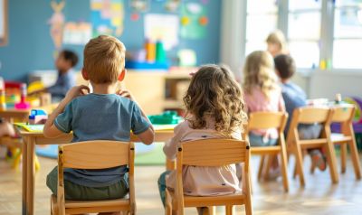 kita gruppenraum kinder basteln auf kindergartenstühlen